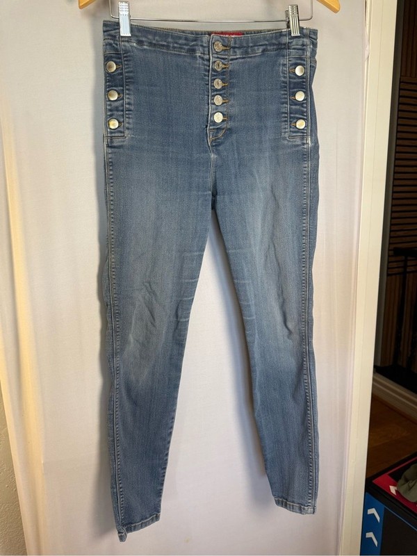 GUESS High-Rise Light Wash Skinny Jeans with Decorative Buttons