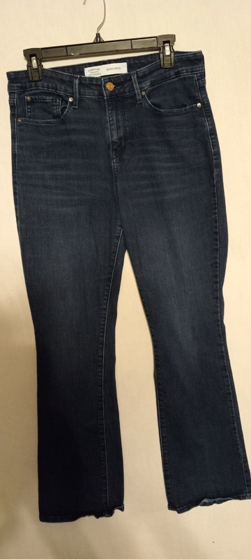 SIGNATURE LEVI STRAUSS… BOOTCUT…MID RISE…MACHINE WASH…Size 10M (30×32)..