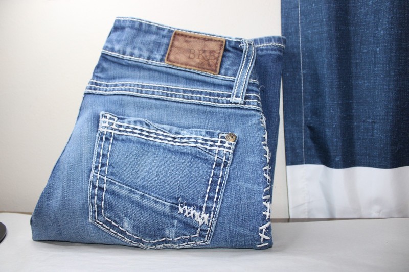 BKE Stella Jeans Women’s Size 25R Contrast Stitching Fancy Pockets Bootcut