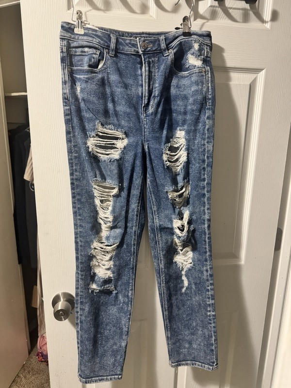 American Eagle Outfitters Mom Jeans Women’s Size 8 Blue Distressed Solid Denim