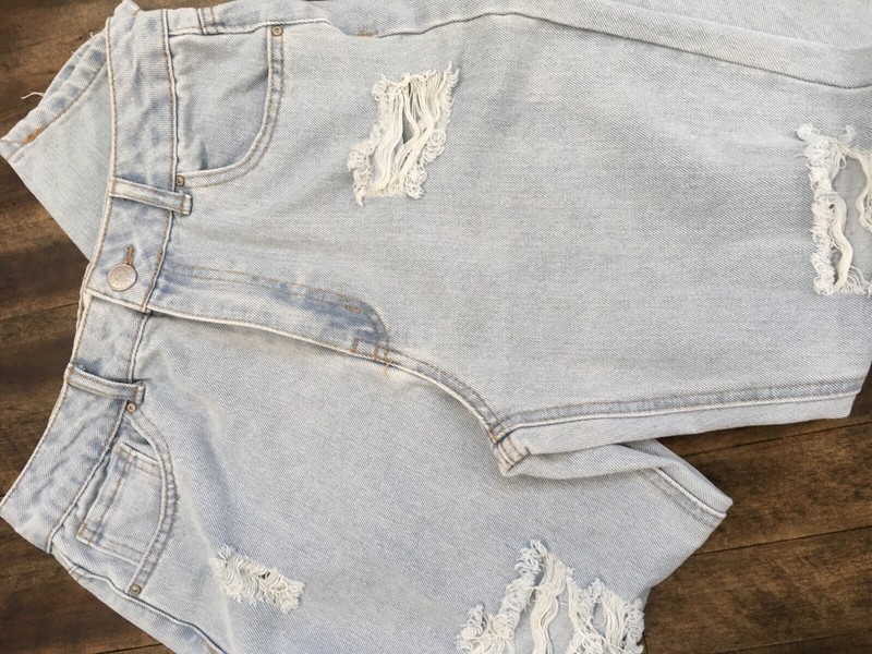 MOM Size 7 Light Blue Distressed Women's Jeans thin spring fall summer Refuge